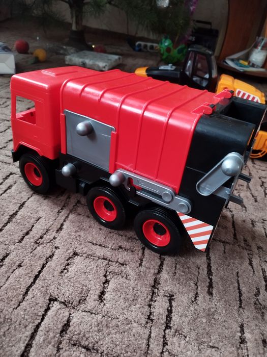 Машина самоскид.