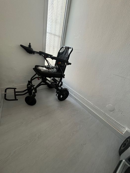 Vendo cadeira de roda elétrica