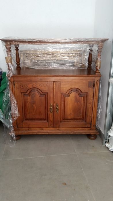 Móvel em madeira com duas portas e prateleira no interior