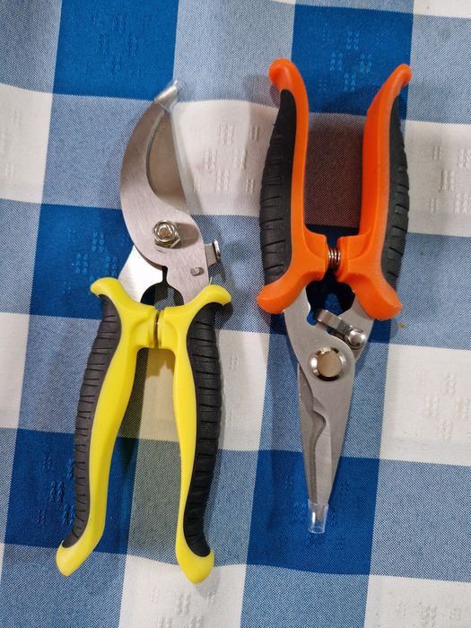 Tesouras de podar. 2 unid.  Novas