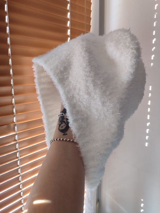 Шапка з вушками біла плюшева на шнурочках капелюх шапка зимова жіноча