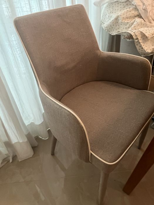 4 cadeiras de jantar cor creme da marca Kinda Home