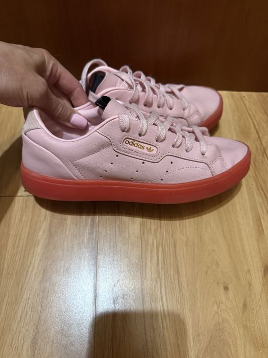 Кросівки adidas жіночі