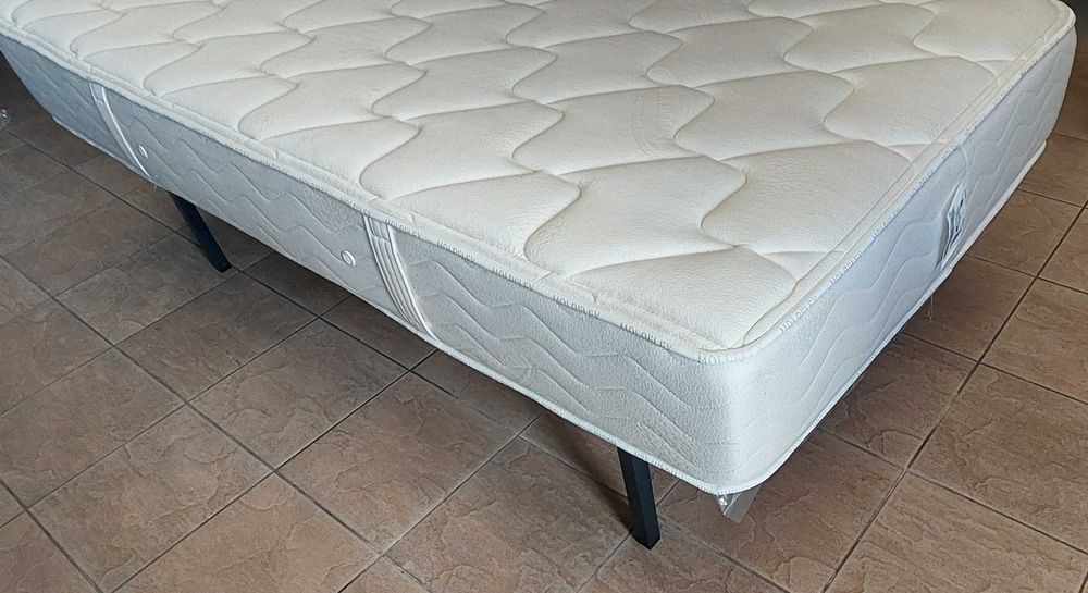 Cama e Colchão de Solteiro