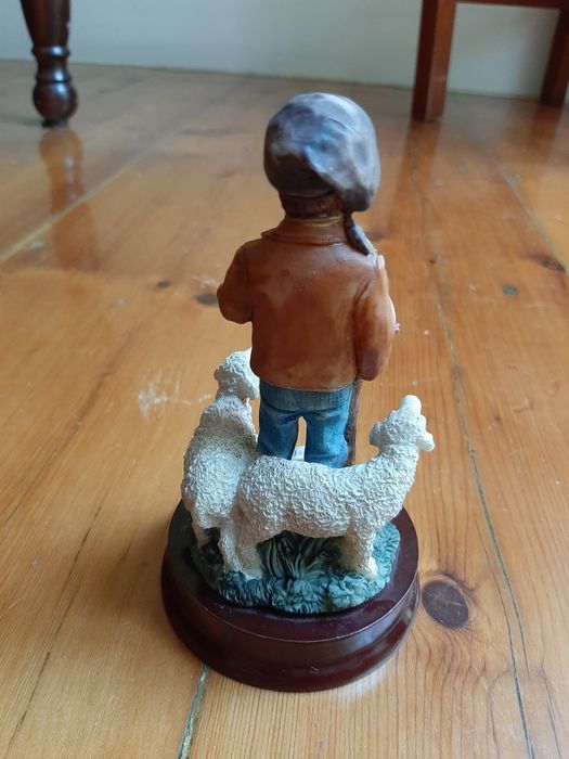 Estatueta Francisco em marfinite pintado à mão