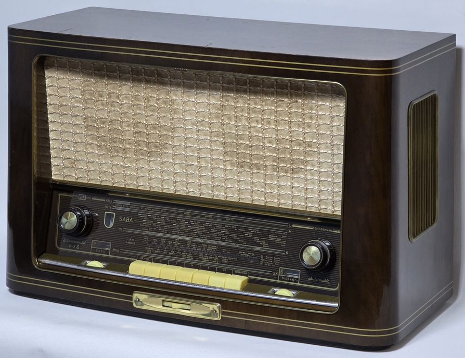 Rádio antigo reparado SABA