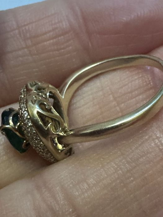 Золотое кольцо с бриллиантами и Изумрудом