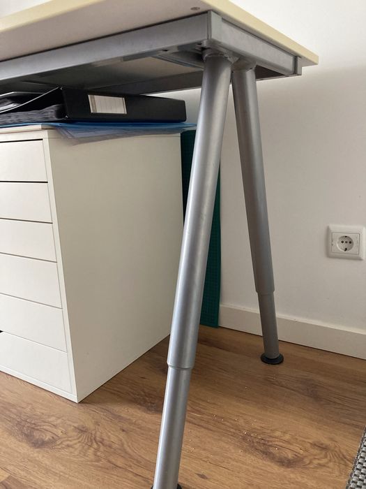 Secretaria IKEA com 120x60cm e pés ajustáveis em altura.