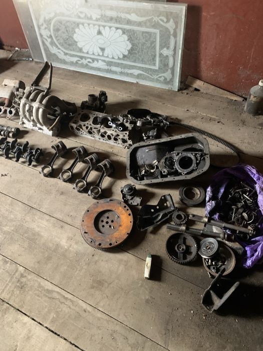 Комплект деталей від двигуна автомобіля міцубісі галант 1,8 бензин .