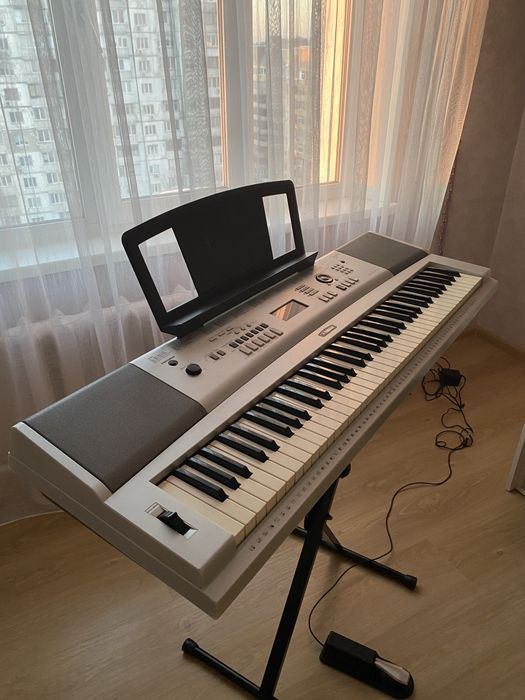 Синтезатор Yamaha YPG-235 ( DGX-230).  Педаль и пюпитр в комплекте.