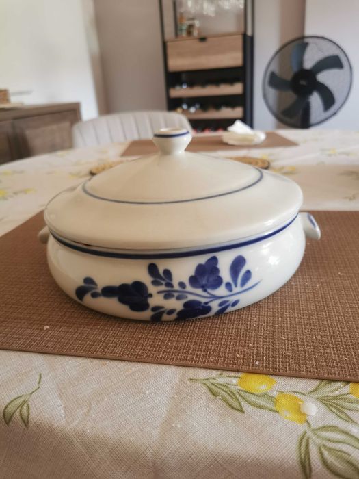 Terrina redonda em tons de azul pintada à mão
