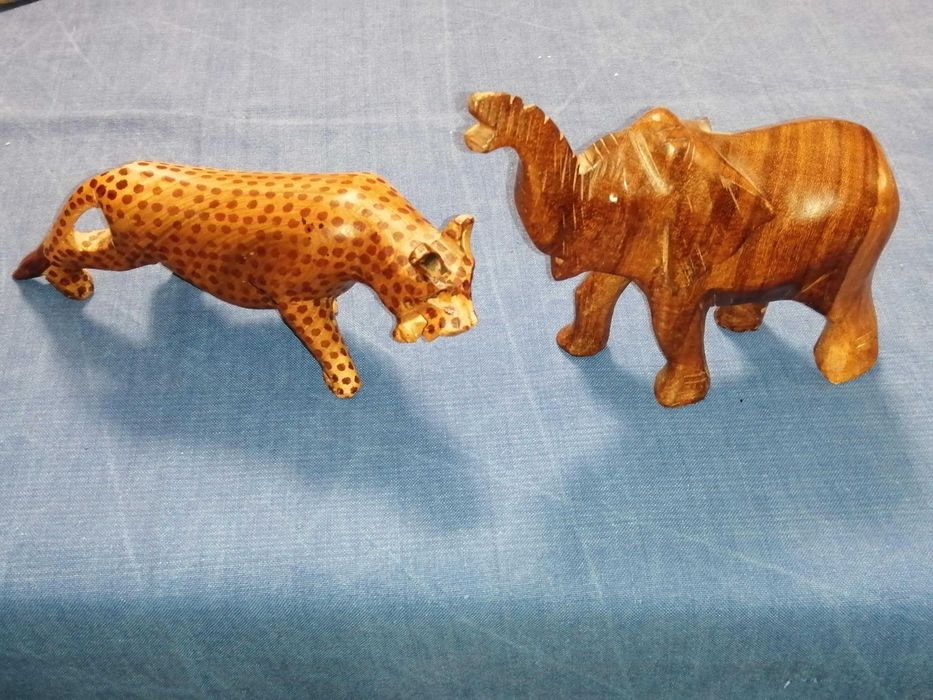 Conjunto de leopardo e elefante de artesanato africano em madeira.