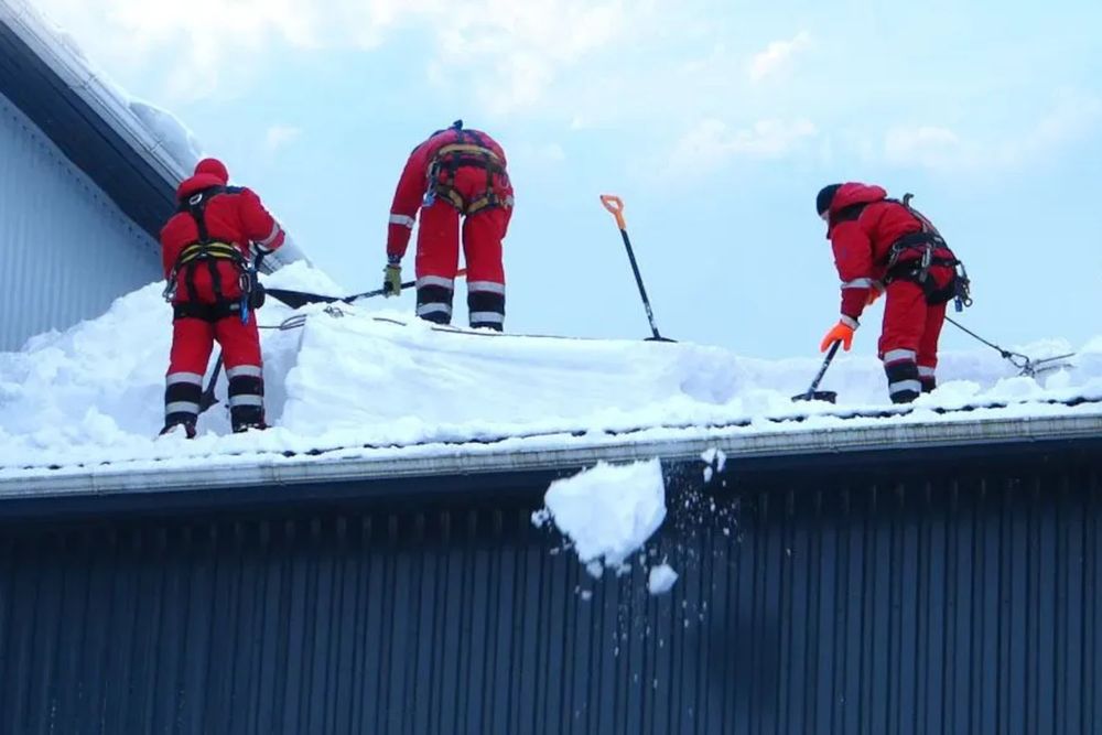 24/7 Odśnieżanie dachów, parkingów i placów