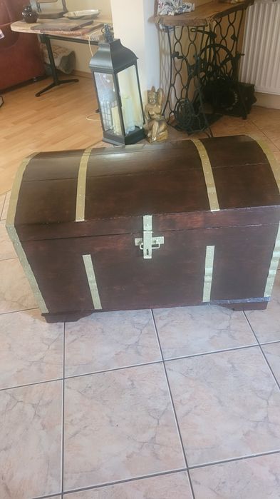 KUFER  z drewna w kolorze ciemnego dębu  starodawny
