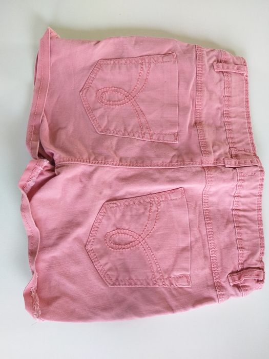 Krótkie spodenki z kieszonkami i regulacją w pasie