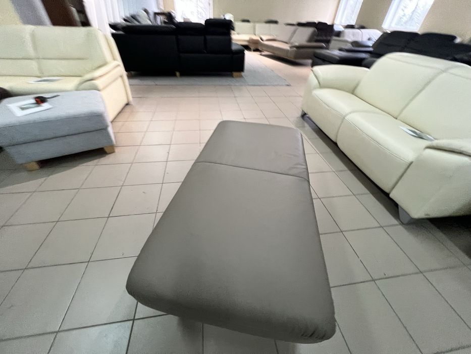 Великий шкіряний пуфік на ніжках