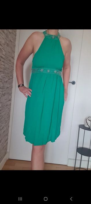 Sukienka midi z dekoltem halter koraliki odkryte plecy