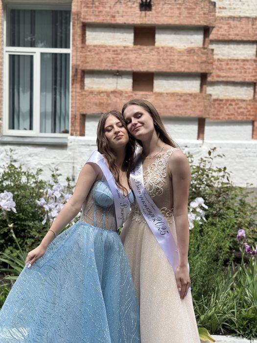 Блакитна випускна сукня