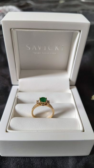 Pierścionek zaręczynowy Sawicki szmaragd szafiry