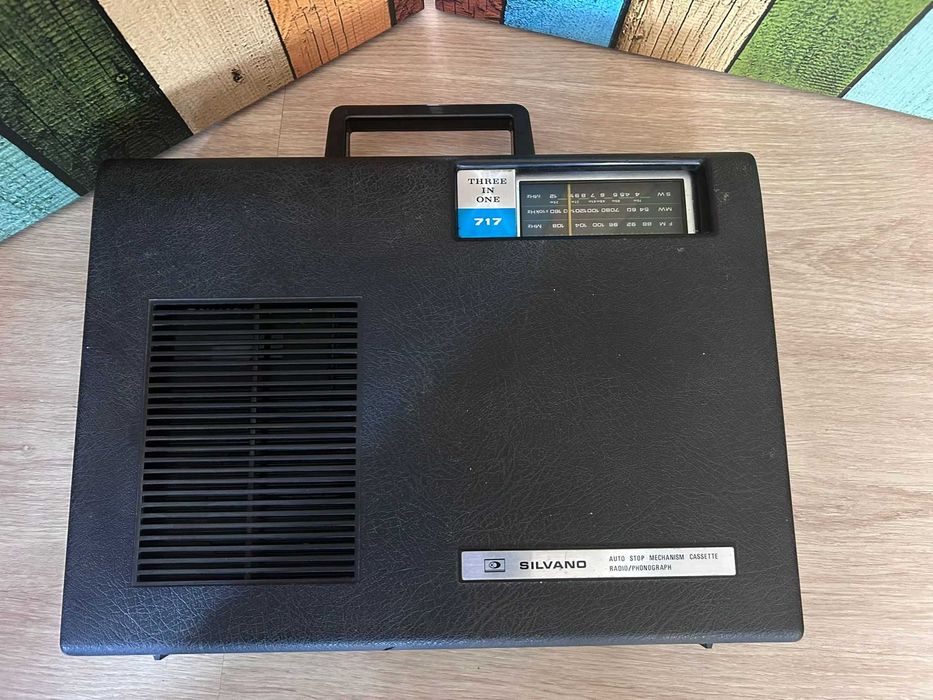 Rádio, gira disco e leitor/gravador de cassetes Silvano 717