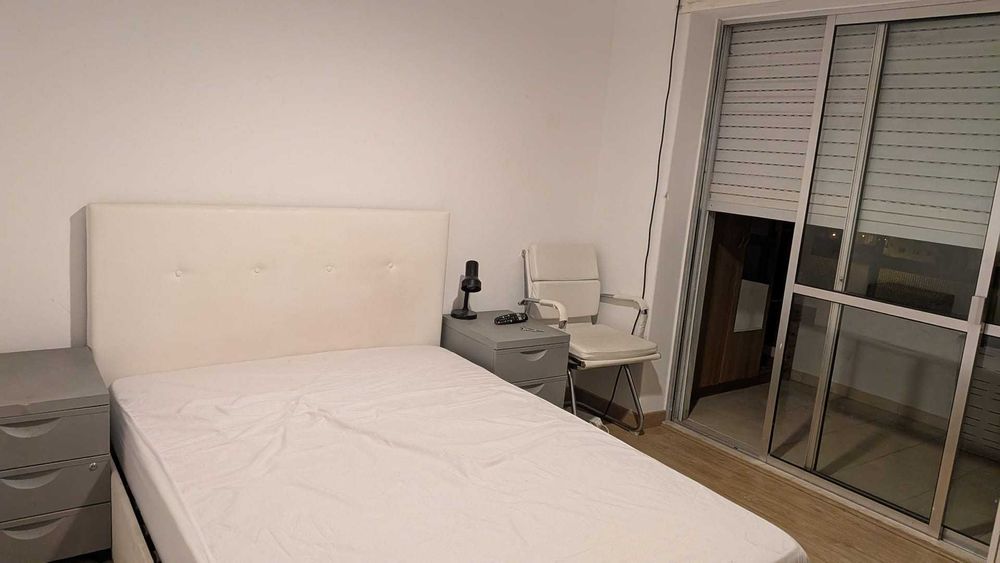 Quarto em Laranjeiro (Praça da Portela)