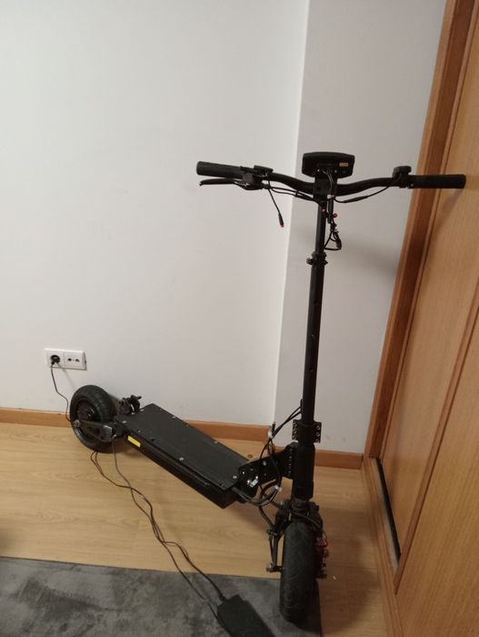 Laoti trotinete eletrica