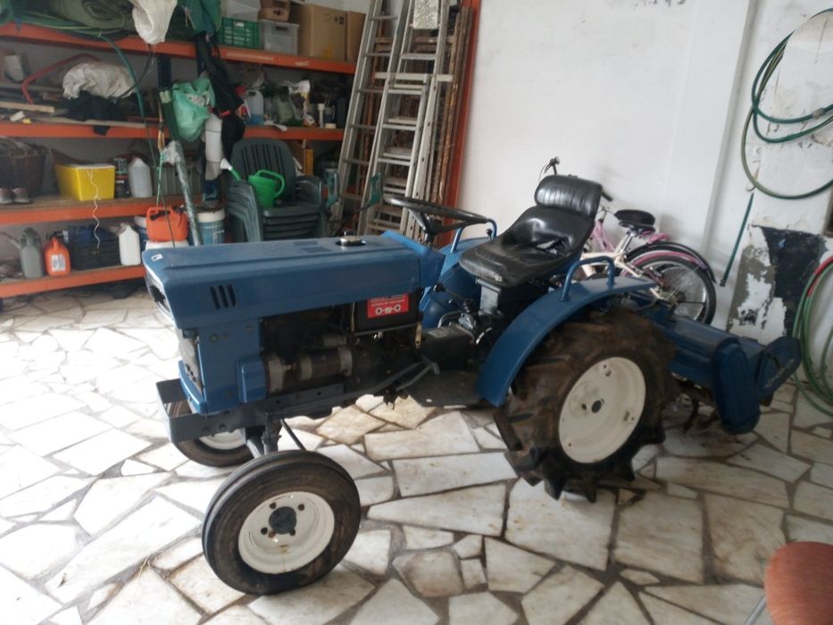 Trator ISEKI   TX 1300 em ótimo estado como novo .Acompanha arados e frezes