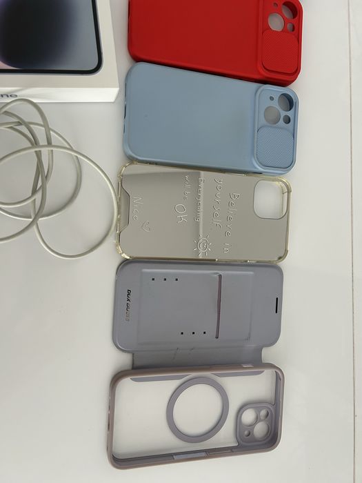 iPhone 14 z ładowarką i etui w zestawie