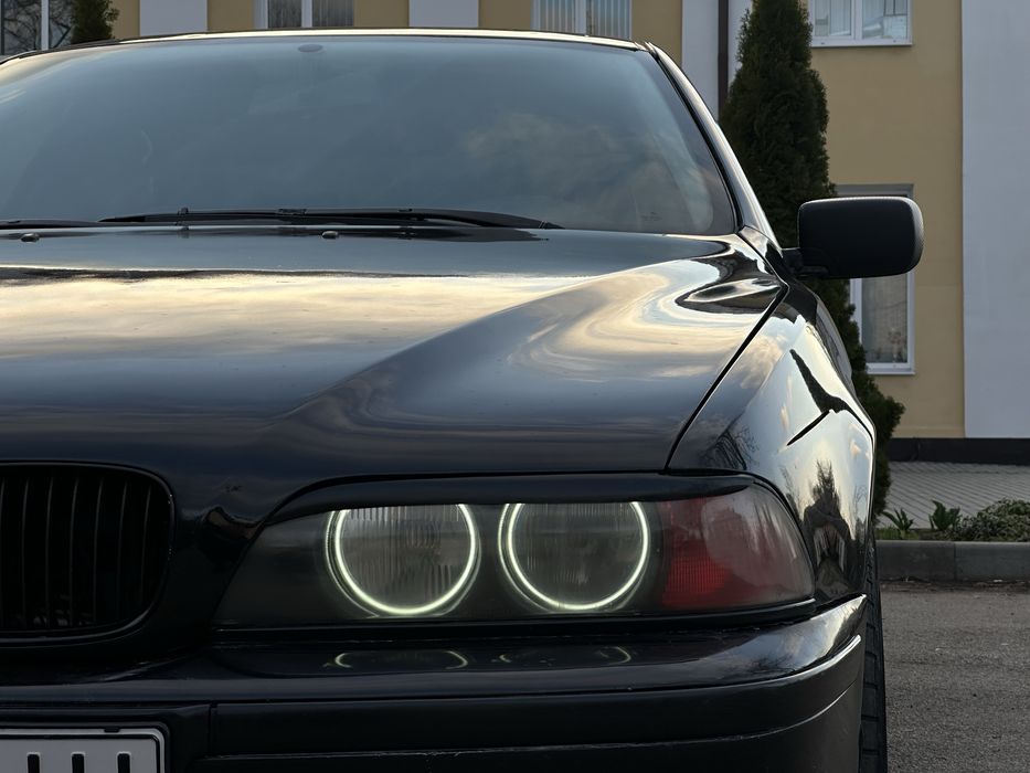 Черная BMW E39 ГАЗ Бензин