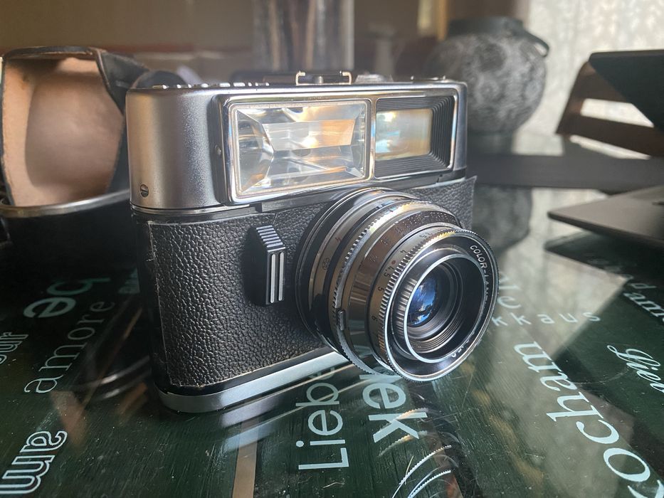 Máquina fotográfica Voigtländer Vitrona completa com estojo e punho.