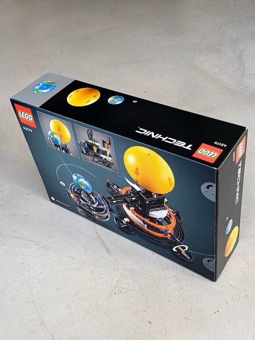 LEGO 42179 Technic Space Planeta Terra e Lua em Órbita