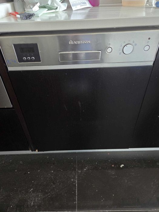 Máquina de Lavar Loiça de Encastrar Ariston