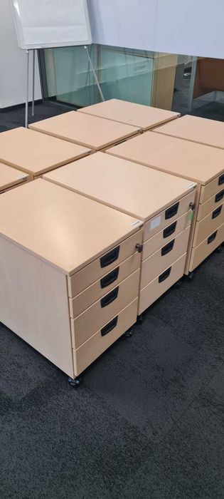 Kontenerek pod biurko KINNARPS jezdny na kółkach kontenerki biurowe