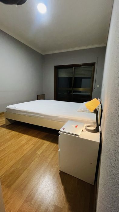 Aluga-se 2 Quartos Completos e Espaçosos para casal, estudantes e trabalhador.