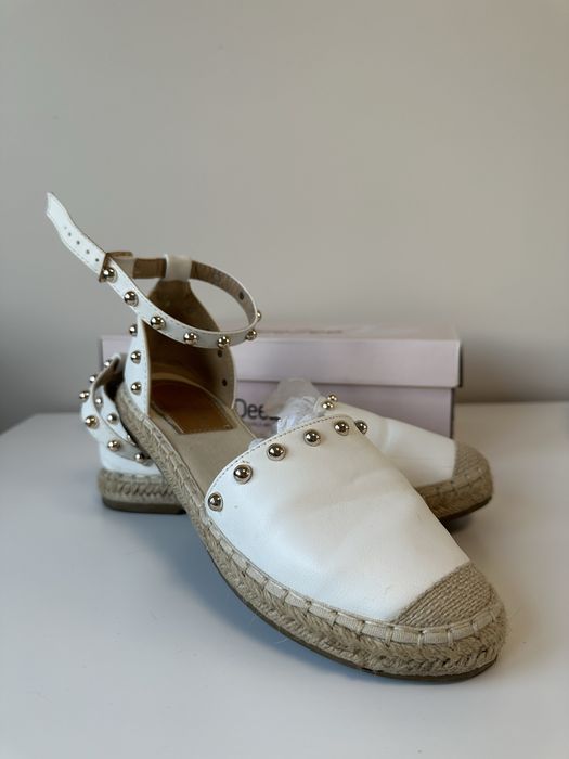 Białe espadryle ozdobne nity Deezee