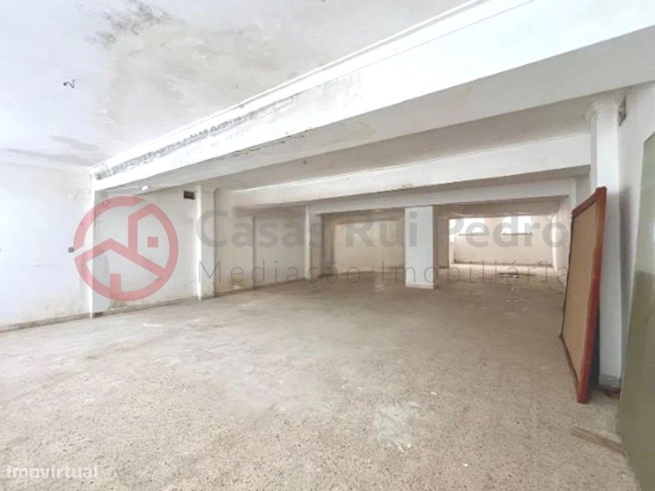 Loja com 210m², excelente localização e com acesso direto para viat...