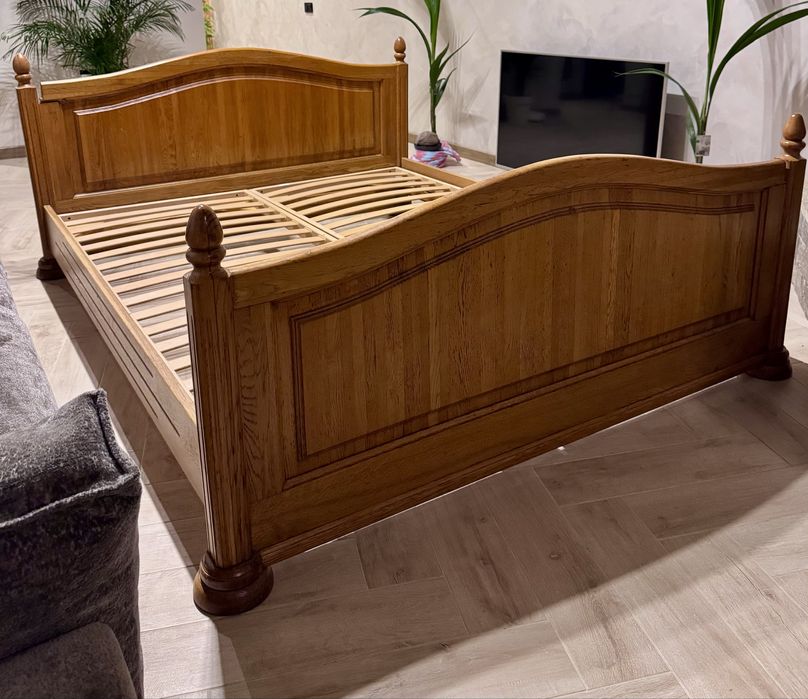 Дубове ліжко, двоспальне і дві приліжкові дубові тумби