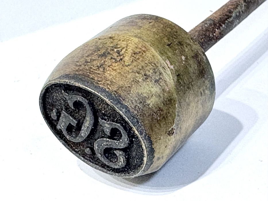 Antigo ferro de stampar / ferro de marcas / carimbo de cabo comprido com monogramas