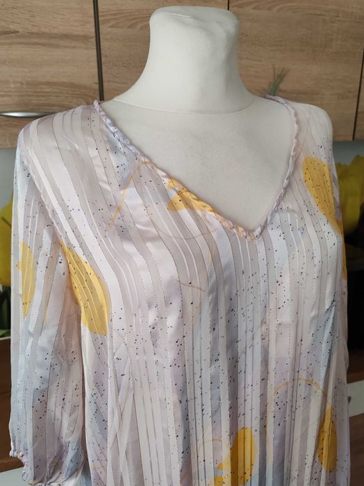 Ciekawa lekka plisowana sukienka VRS rozmiar ok 46/48 poliester