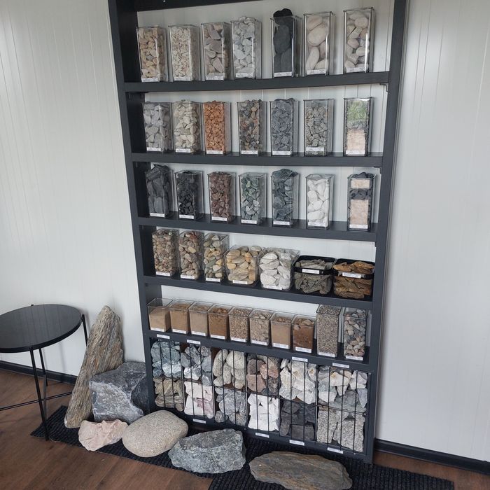 Kamienie ozdobne. granit . Żwir.  Piasek. Ziemia