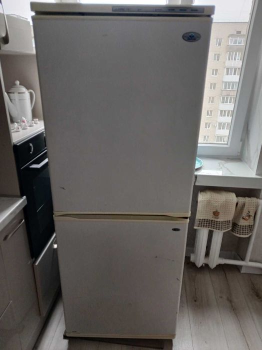 Холодильник з морозилкою