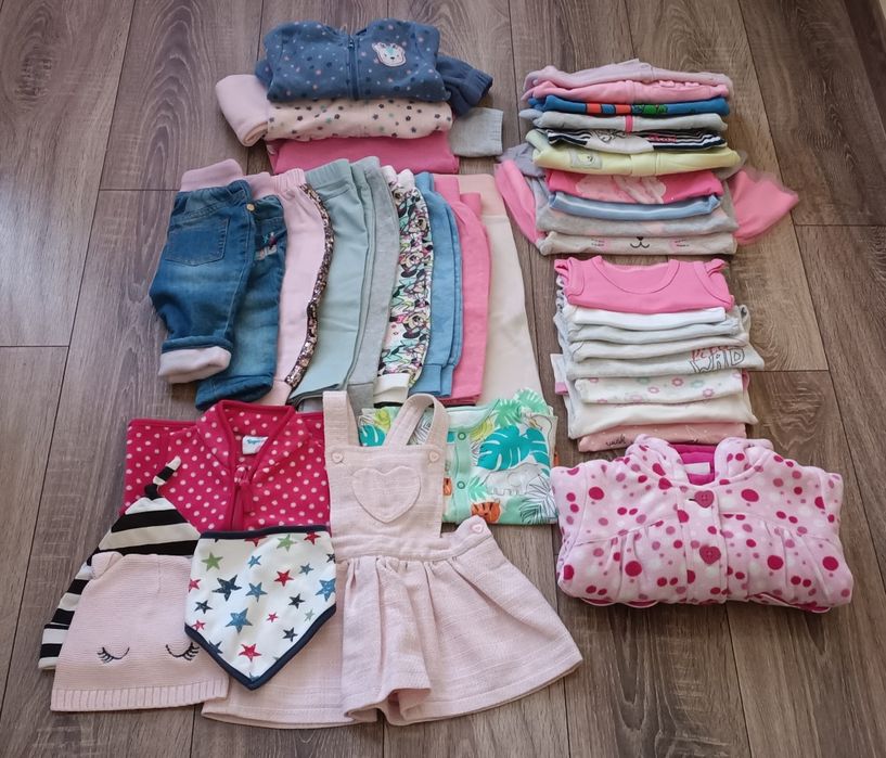 Zestaw ubranek dla dziewczynki w rozmiarze 74