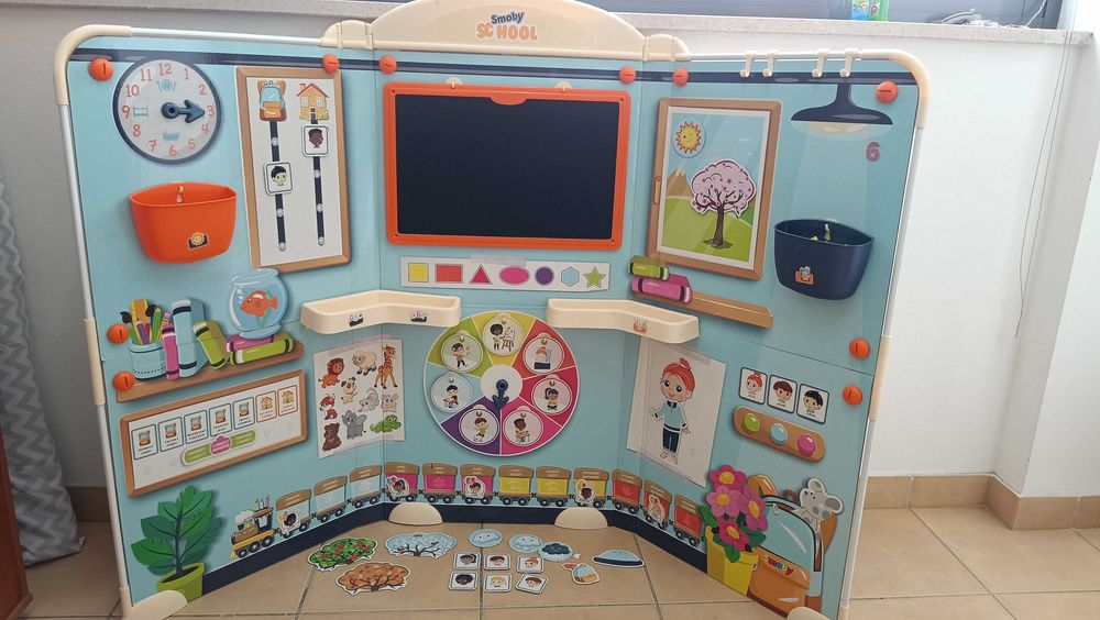 Quadro escola com várias atividades