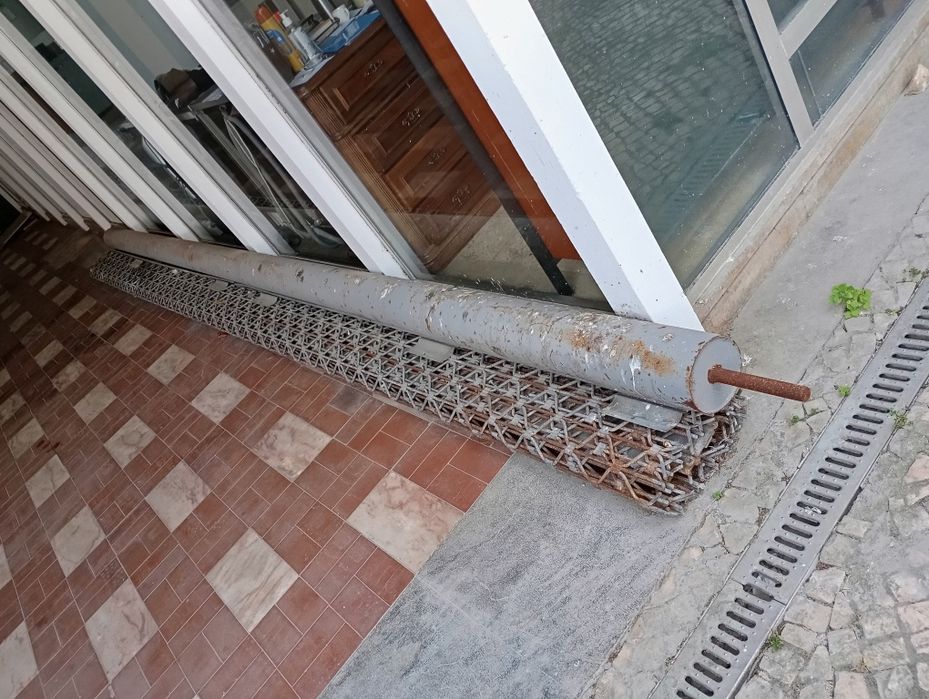 Grade de enrolar de montra