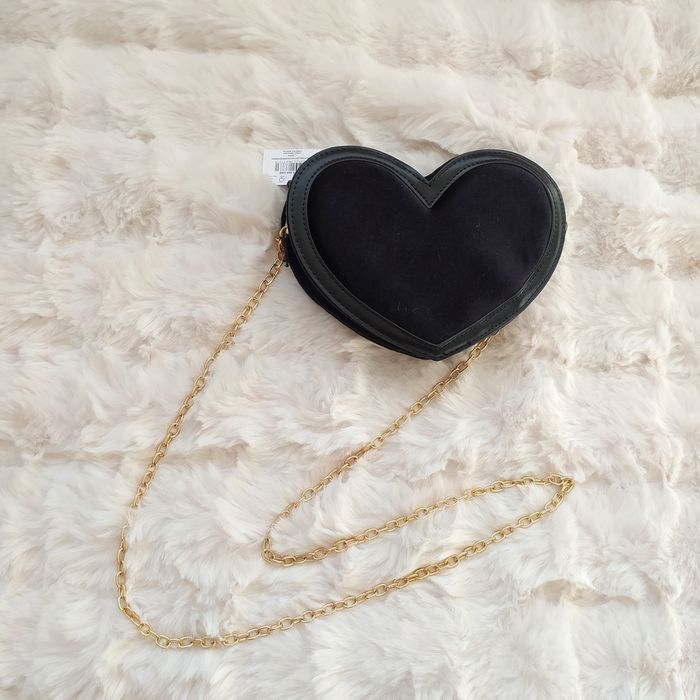 Torebka czarna serce na łańcuszku aksamitna