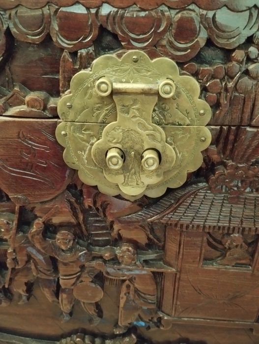 Arca em madeira com relevo