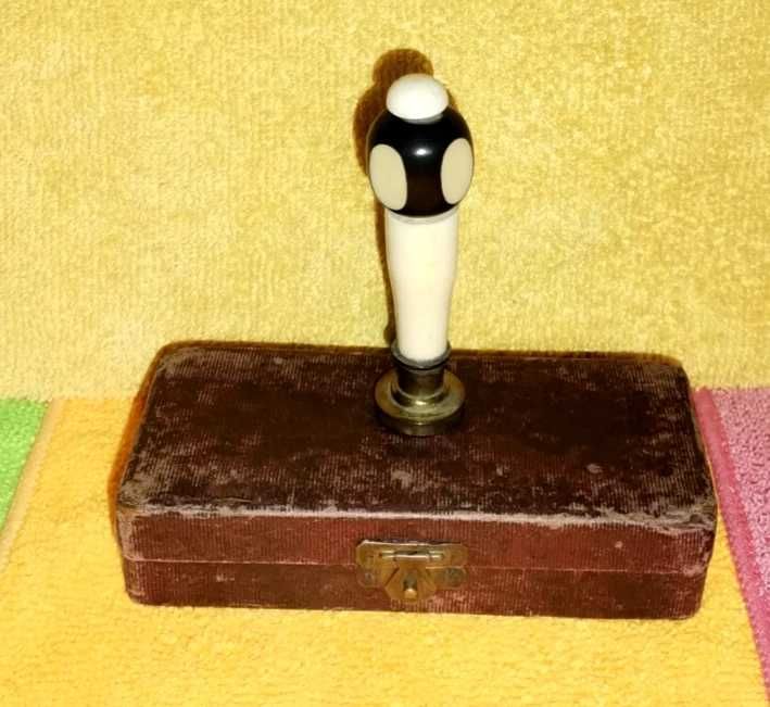 SINETE de mesa, do século XIX, com monograma e caixa original