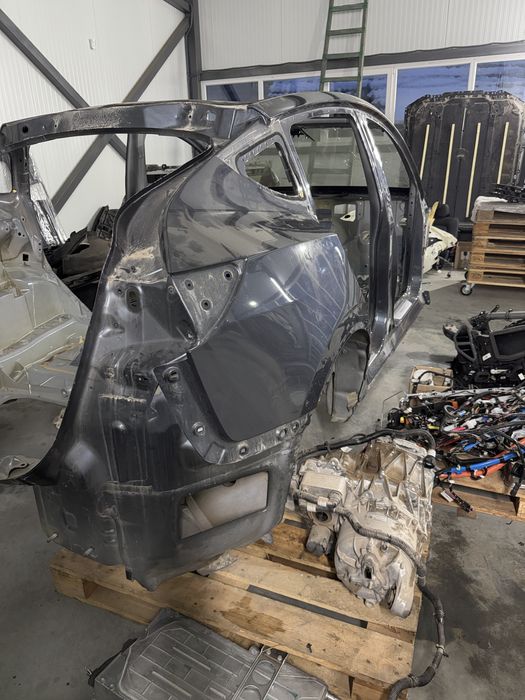 Tesla model y кузов чверті
