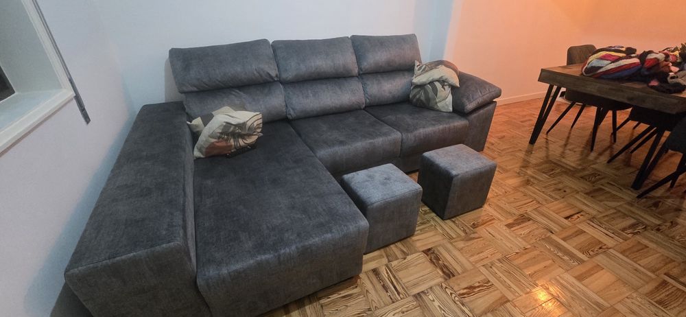 Sofá com chaise e puffs