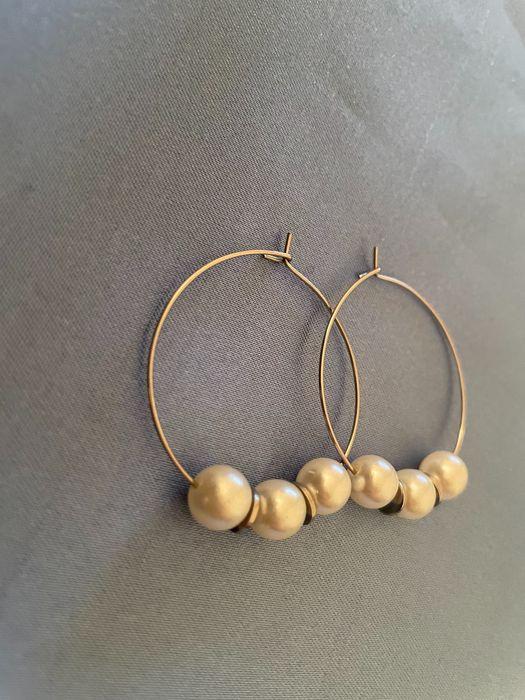 Brincos argolas prateadas com pérolas
